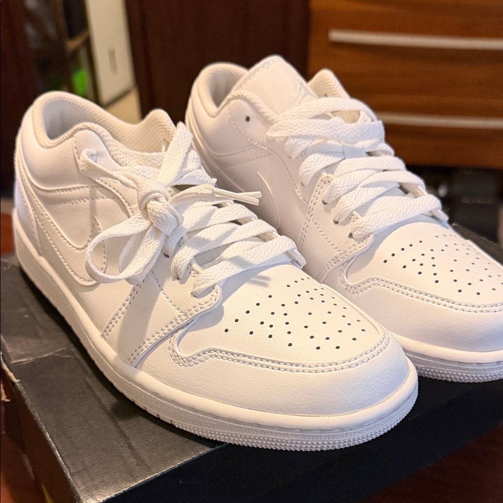 Nike Air Force 1 Low Triple White Size 7 New w/Box Authentic